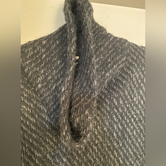 Black and grey shawl - Picture 3 of 4